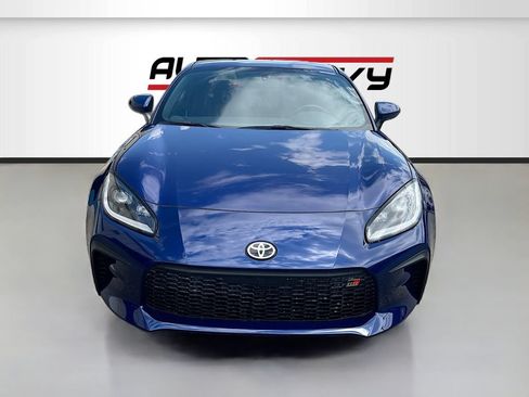 Used 2025 Toyota GR86 RWD image 2