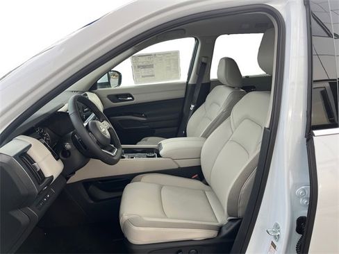 New 2025 Nissan Pathfinder SL image 5