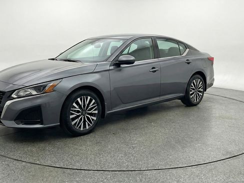 Used 2025 Nissan Altima 2.5 SV FWD image 3
