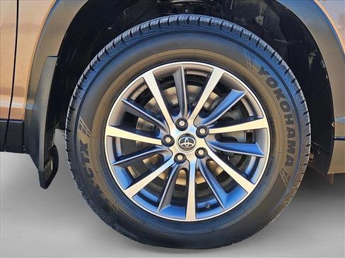 Used 2019 Toyota Highlander XLE image 25
