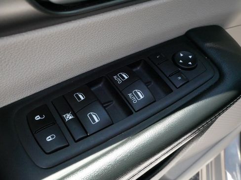 Used 2024 Chrysler Pacifica Touring-L FWD image 19