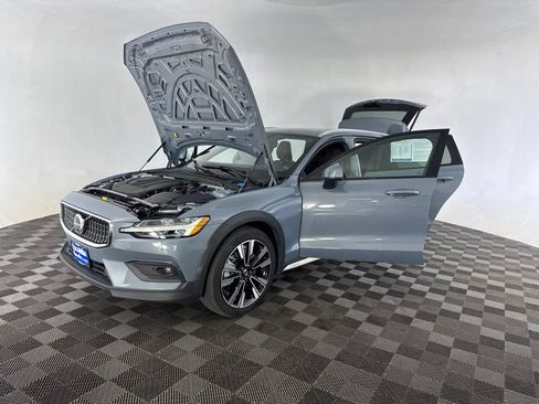 Used 2023 Volvo V60 B5 Cross Country Ultimate AWD/4WD image 13