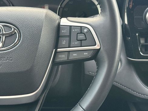Used 2025 Toyota Highlander LE FWD image 17