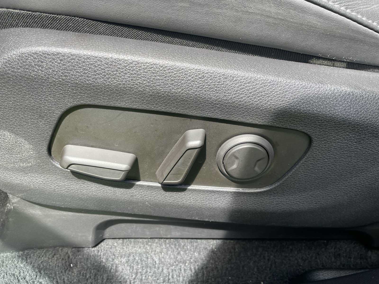 Used 2024 Kia Carnival LX FWD image 13