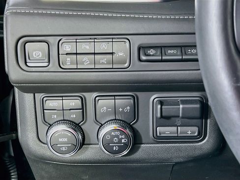 Used 2024 GMC Yukon XL Denali Ultimate image 10