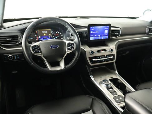Used 2022 Ford Explorer XLT w/ Equipment Group 202A RWD image 2