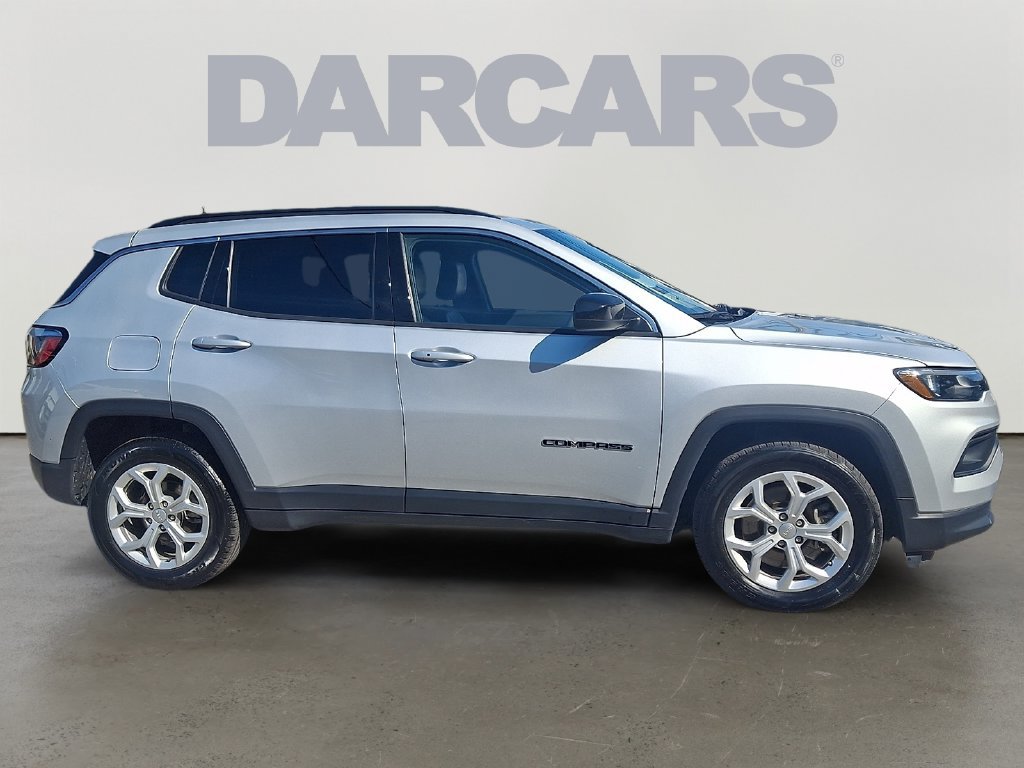Used 2024 Jeep Compass Latitude AWD/4WD image 7