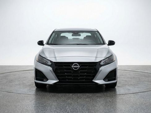 Used 2025 Nissan Altima 2.5 SV FWD image 2