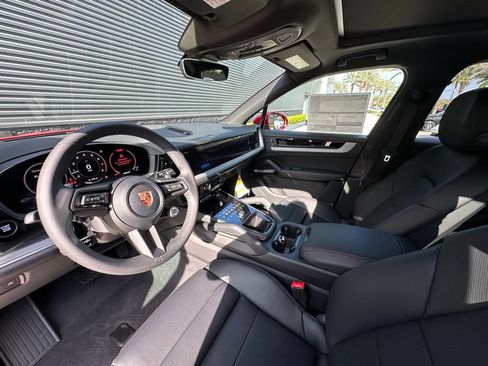 Certified 2026 Porsche Cayenne AWD/4WD image 4