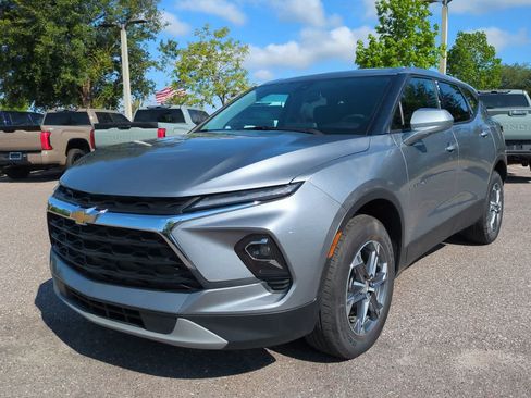 Used 2025 Chevrolet Blazer LT FWD image 2