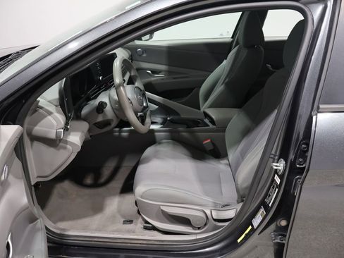 Used 2021 Hyundai Elantra SE image 9