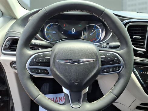 Used 2024 Chrysler Pacifica Limited FWD image 11