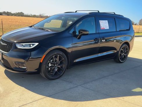 Used 2025 Chrysler Pacifica Limited FWD image 5