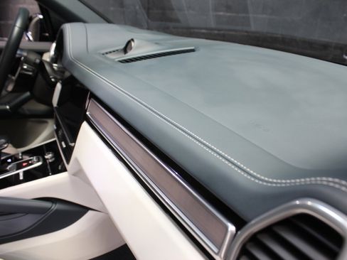 Used 2023 Porsche Cayenne Platinum Edition image 52