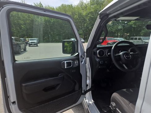 Used 2023 Jeep Wrangler Unlimited w/ Sun & Screen Package AWD/4WD image 17