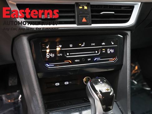 Used 2025 Volkswagen Taos SE AWD/4WD image 19