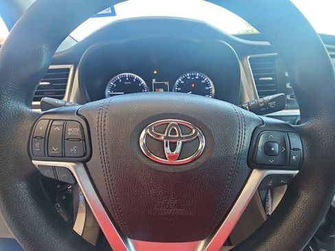 Used 2018 Toyota Highlander LE FWD image 9