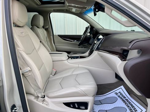 Used 2015 Cadillac Escalade Luxury image 40