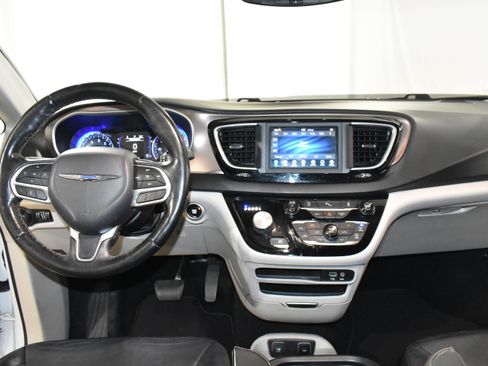 Used 2019 Chrysler Pacifica Touring-L image 30