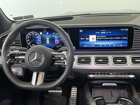 Used 2025 Mercedes-Benz GLS 580 4MATIC image 23
