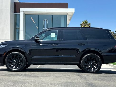 New 2026 Lincoln Navigator Reserve w/ Jet Appearance Package AWD/4WD image 6