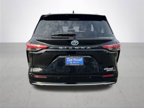 Used 2022 Toyota Sienna Platinum image 8
