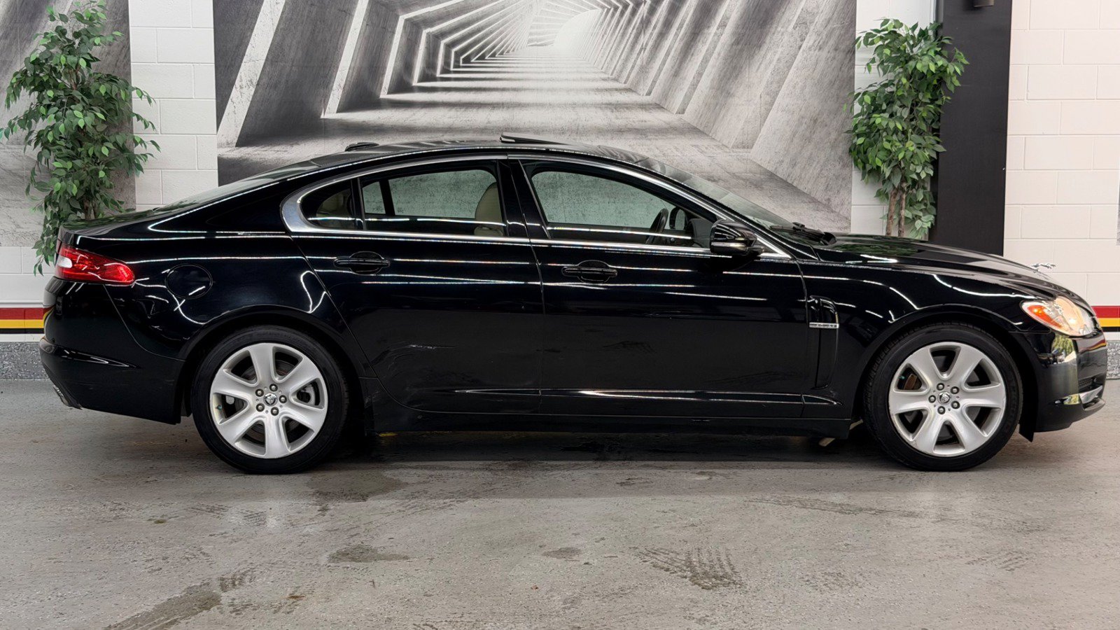 Used 2011 Jaguar XF RWD image 6