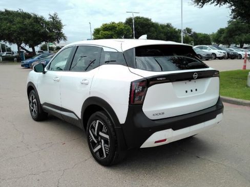 Used 2025 Nissan Kicks SV FWD image 11