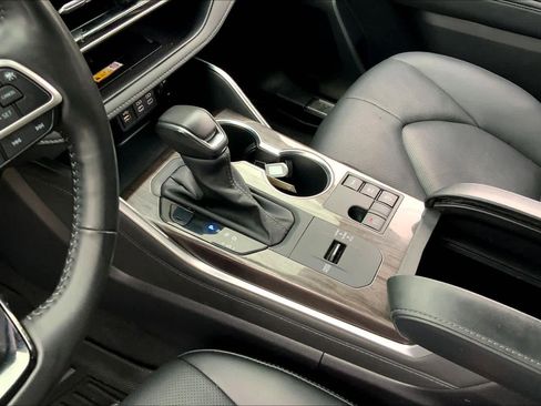 Used 2025 Toyota Highlander Platinum image 17