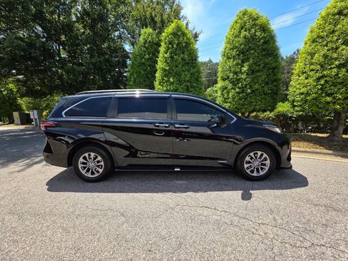 Used 2021 Toyota Sienna XLE FWD image 6