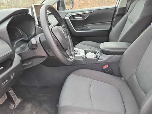 Used 2025 Toyota RAV4 XLE image 2