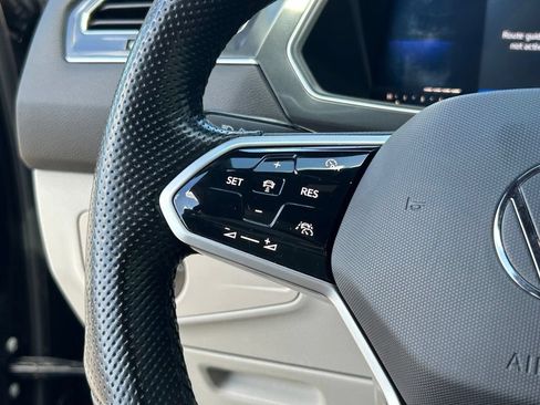 Certified 2022 Volkswagen Tiguan SE R-Line FWD image 16