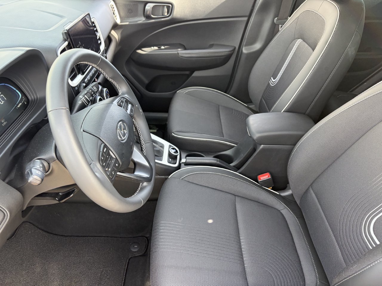 Used 2025 Hyundai Venue Limited FWD image 28