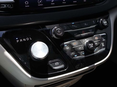 Used 2024 Chrysler Pacifica Touring-L FWD image 17