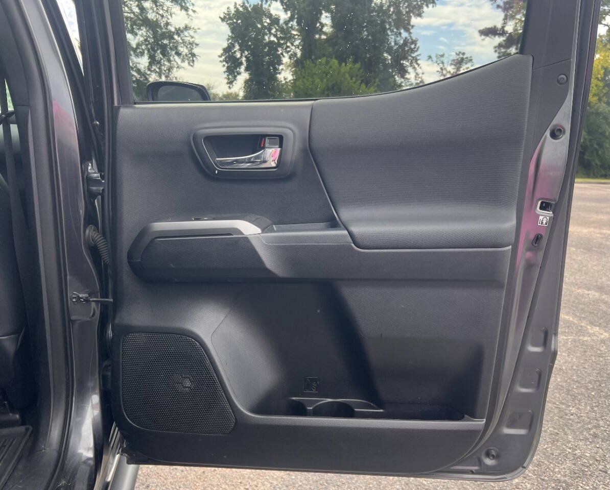 Used 2018 Toyota Tacoma TRD Sport AWD/4WD image 18