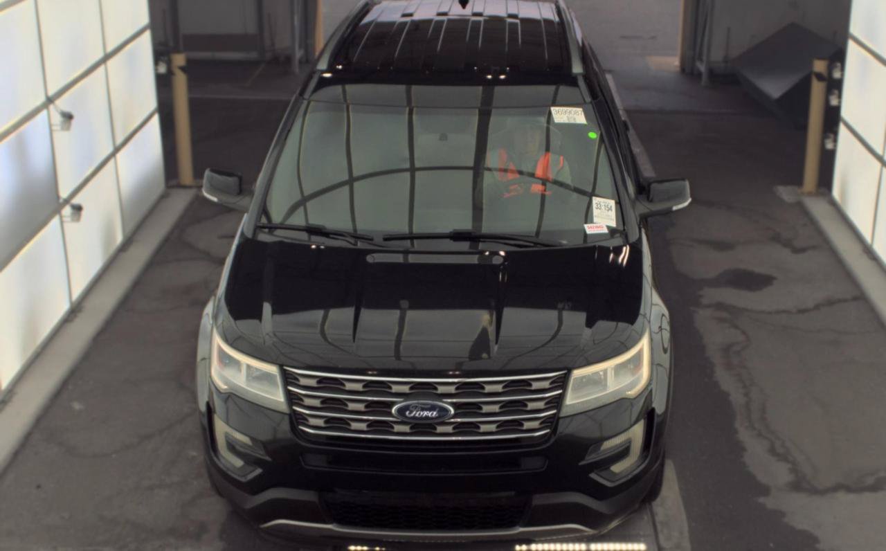 Used 2017 Ford Explorer XLT FWD image 2