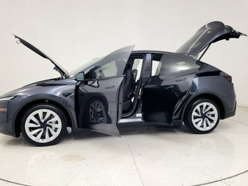 Used 2026 Tesla Model Y Long Range RWD image 16