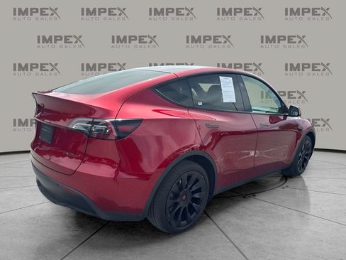 Used 2024 Tesla Model Y Long Range AWD/4WD image 3
