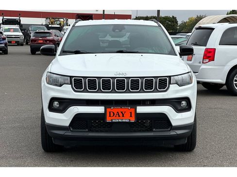 Used 2024 Jeep Compass Latitude image 11