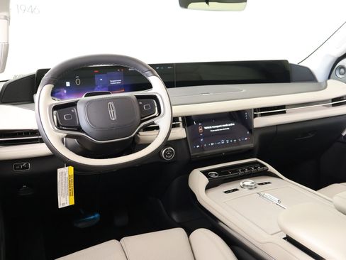 New 2026 Lincoln Navigator Premiere AWD/4WD image 2