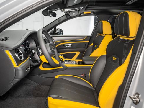 Used 2025 Bentley Bentayga image 21