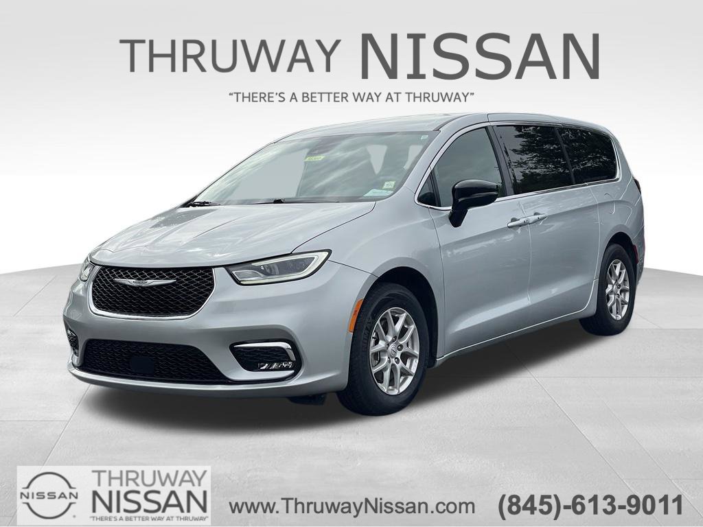 Used 2026 Chrysler Pacifica Select FWD image 1