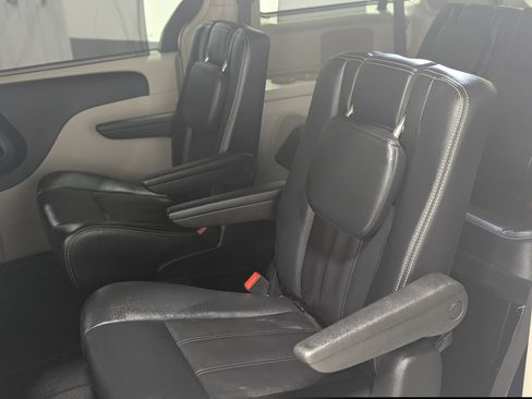 Used 2016 Chrysler Town & Country Touring w/ Driver Convenience Group image 13