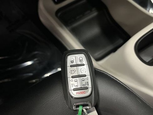 Certified 2024 Chrysler Pacifica Touring-L image 26