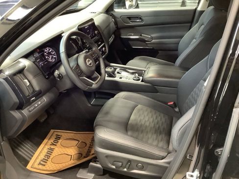 Used 2025 Nissan Pathfinder SV image 4