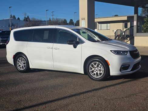Used 2024 Chrysler Pacifica Touring-L image 3