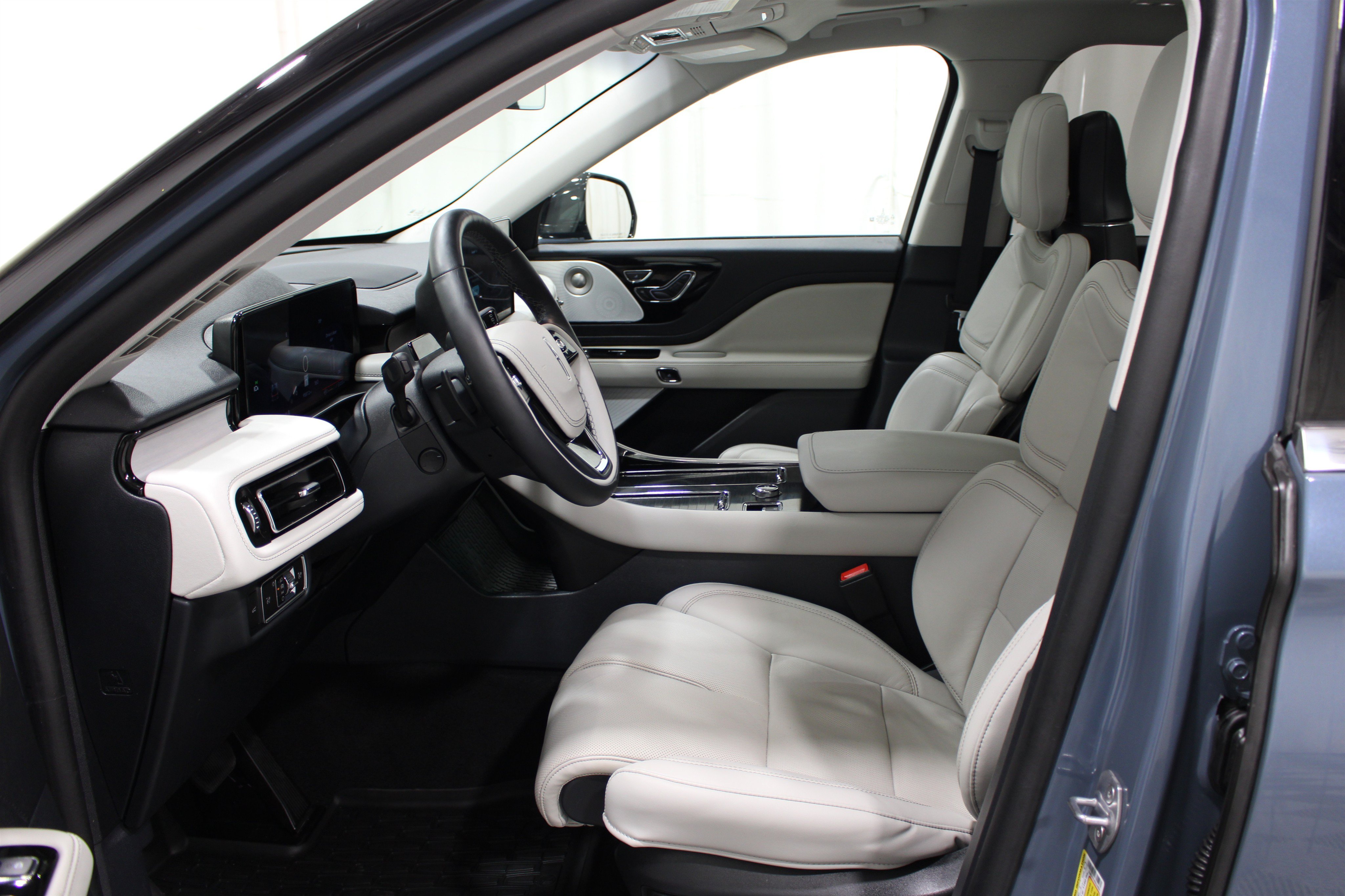 Used 2025 Lincoln Aviator Reserve w/ Equipment Group 201A AWD/4WD image 3