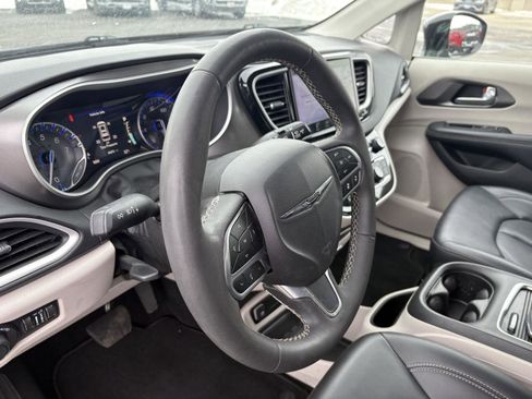 Used 2024 Chrysler Pacifica Touring-L image 7