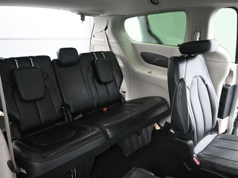 Used 2024 Chrysler Pacifica Touring-L image 14