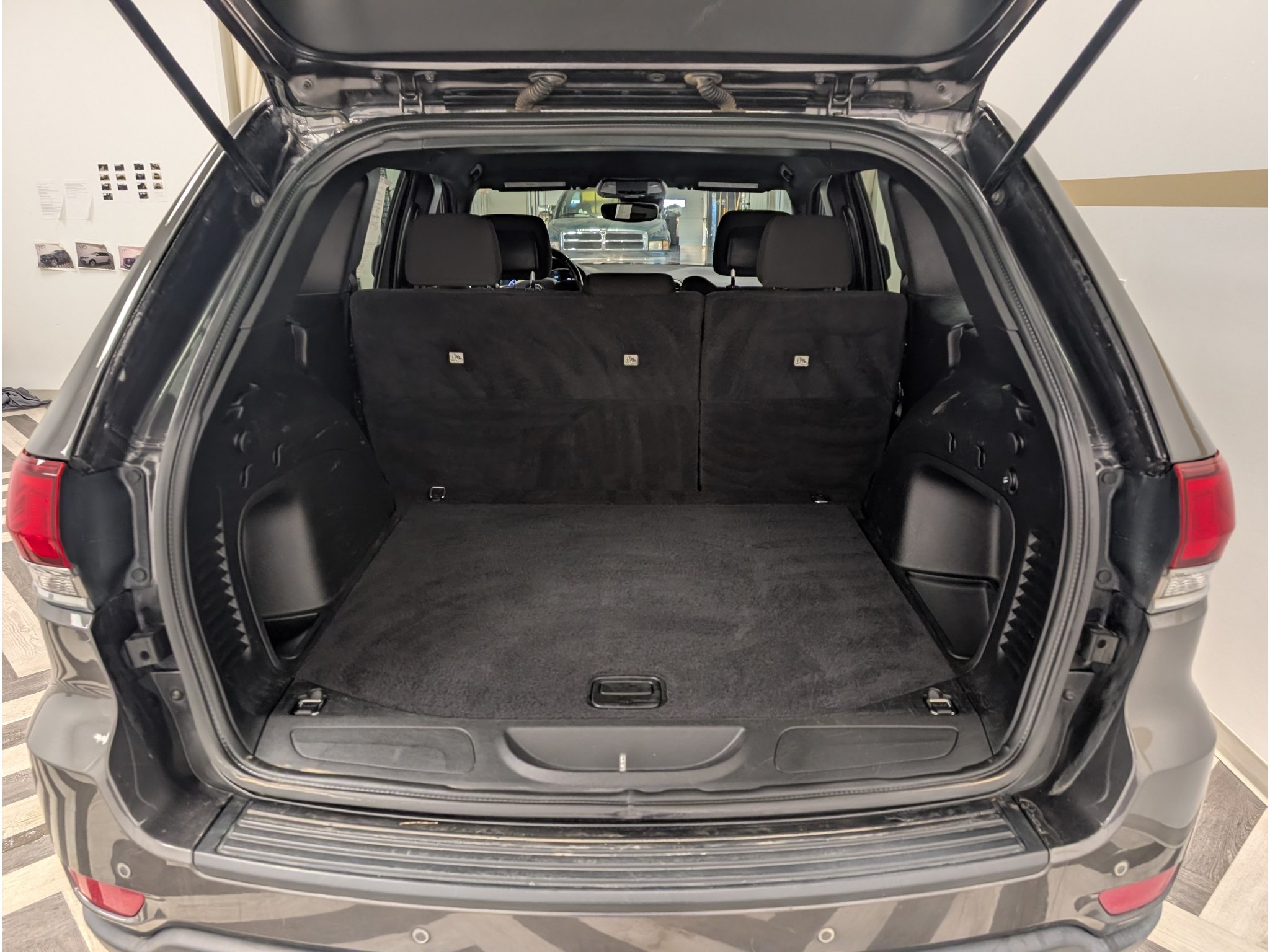 Used 2021 Jeep Grand Cherokee Laredo AWD/4WD image 26